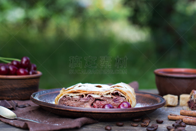 樱桃,果馅奶酥卷,巧克力,搓碎干酪,水平画幅,无人,开胃品,传统,蛋糕,塞满了的