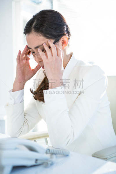 书桌,女商人,压力,垂直画幅,办公室,30到39岁,头痛,工作场所,智慧,面部扭曲