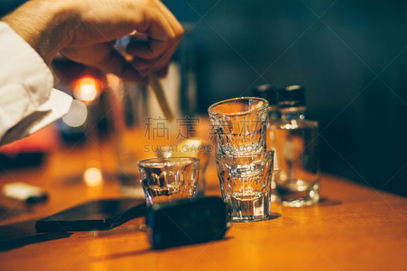 问题,葡萄酒,含酒精饮料,男商人,仅男人,仅成年人,疲劳的,香烟,青年人,柠檬