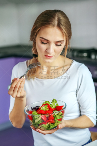 沙拉,蔬菜,健康食物,苏打,概念,女孩,垂直画幅,美,半身像,膳食