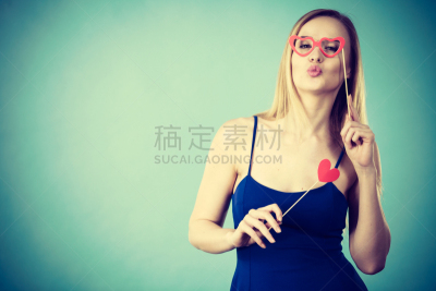 女人,拿着,棍,金色头发,头发,水平画幅,嬉戏的,蓝色