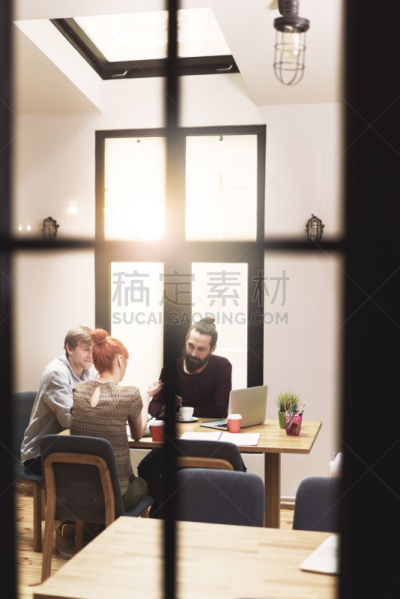 会议室,商务人士,充满的,垂直画幅,新创企业,文档,现代,专业人员,书桌,正装