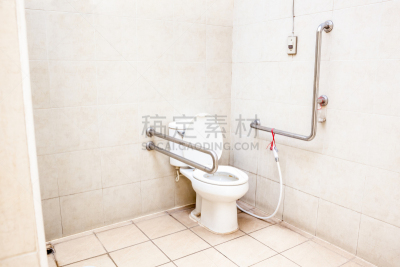 卫生间,卷纸架,虹吸管,卫生纸,公共厕所,水平画幅,建筑,无人,瓷砖,组物体