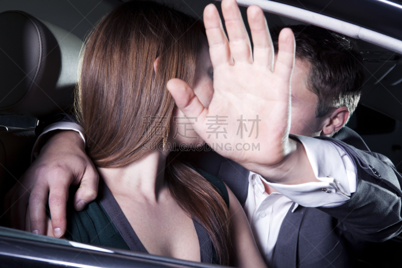 红毯秀,汽车,青年伴侣,副驾驶座,乘客座椅,约会之夜,停止手势,遮护的手势,事件,汽车内部