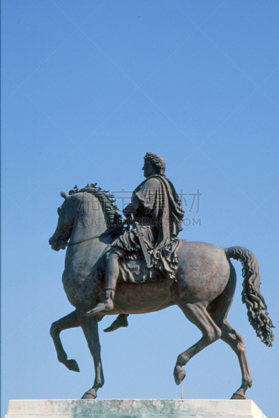 La statue de Louis XIV est située au centre de la place Bellecour, le kilomètre 0 de la ville.