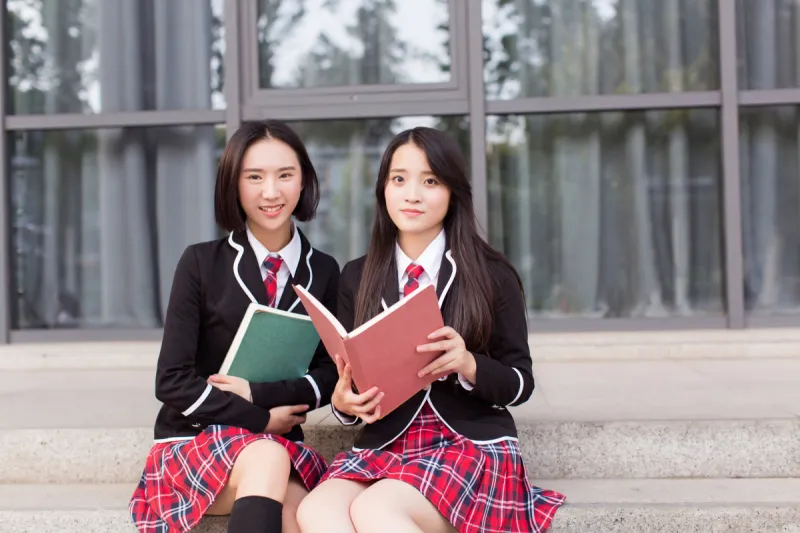 台阶 校服 少女 亚洲 两个人 青少年 水平画幅 注视镜头 美人 制服图片素材下载 稿定素材