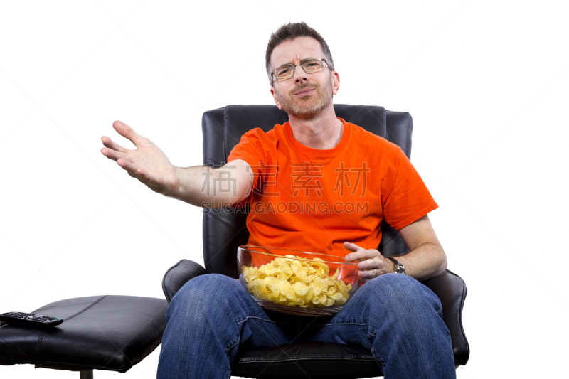 男人,小吃,正面视角,看电视,躺椅,向下移动至坐下,留白,休闲活动,计算机软件,男性