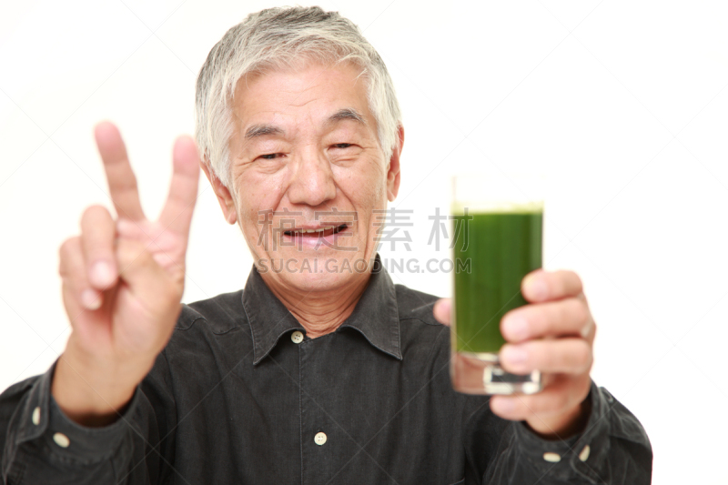 日本人,老年人,男人,绿色,蔬菜汁,小麦草汁,长袖衫,白发,同意的手势,水平画幅