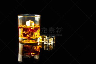 冰块,威士忌,水平画幅,无人,含酒精饮料,饮料,特写,立方体形状,大特写,一个物体