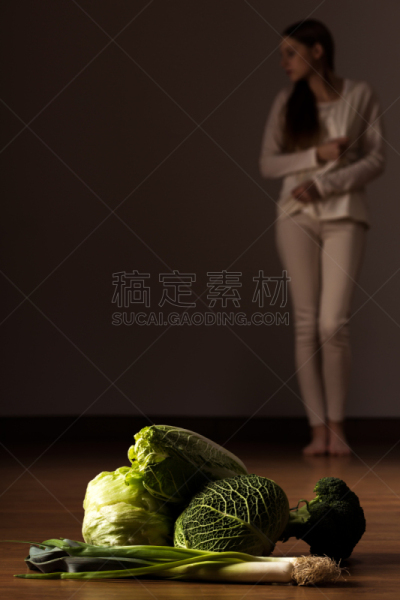 静止的,神经性厌食症,暴食症,月经前综合症,进食障碍,瘦弱,强迫性的,胃疼,垂直画幅,青少年