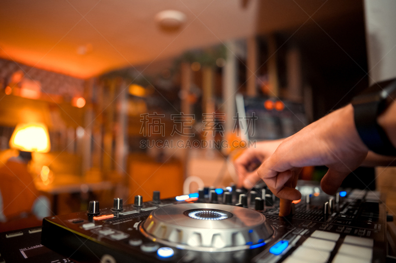 夜总会,聚会的音乐主持人,车轨,健康保健,平视角,技术,黄昏,医疗器械,流行音乐会,设备用品