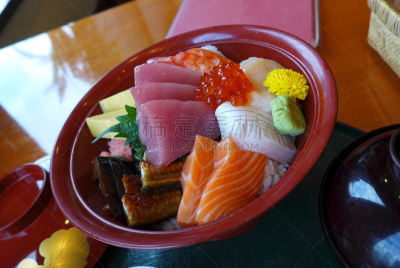 生鱼片,虾,鸡蛋,三文鱼,米,鱿鱼寿司,鲔鱼,斑节对虾,酱油,鱼子酱
