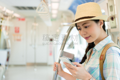 青年女人,留白,通勤者,水平画幅,装管,电话机,旅行者,地铁,空的,成年的
