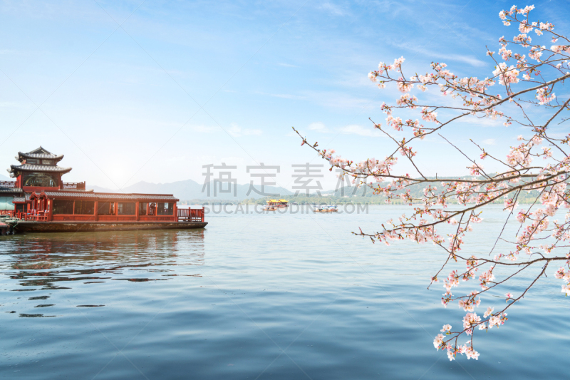 The sightseeing boat is on the lake，Beautiful landscape and landscape in West Lake, Hangzhou