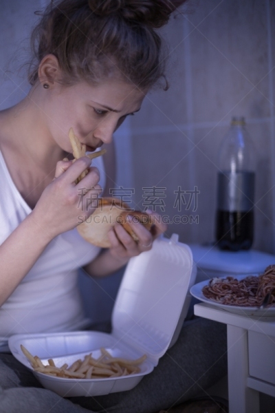 饥饿的,暴食症,垂直画幅,青少年,悲痛,浴室,进食障碍,夜晚,贪欲,绝望