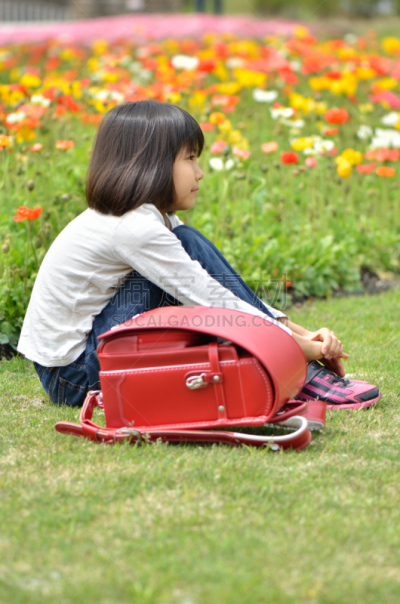 日式书包,日本人,女孩,垂直画幅,留白,幸福,仅日本人,户外,花坛,儿童
