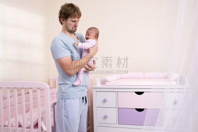 婴儿,腹绞痛,不耐烦的,2到5个月,不舒服,父亲,男性,青年人,单亲父亲,青年男人