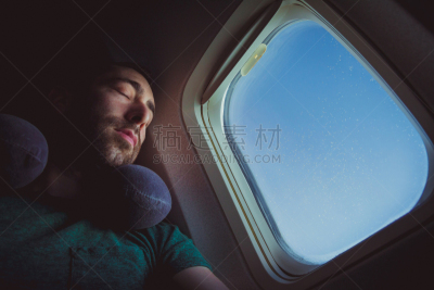 飞机,颈枕,青年男人,平衡折角灯,旅途,暗色,交通工具内部,客舱,舒服,25岁到29岁