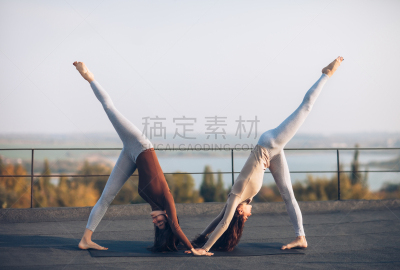 青年女人,两个人,户外,屋顶,姿态优美,下犬式,泰式按摩,正面视角,休闲活动,一前一后