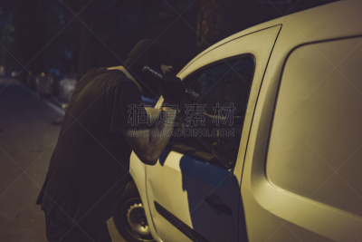 劫持汽车,陆用车,连帽运动外套,手电筒,安全,男性,青年人,青年男人,街道,车门