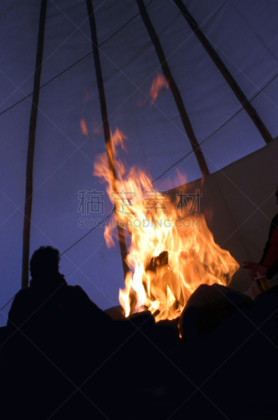 火,壁炉膛,家用帐篷,垂直画幅,夜晚,黑发,光亮,仅男人,仅成年人,自由