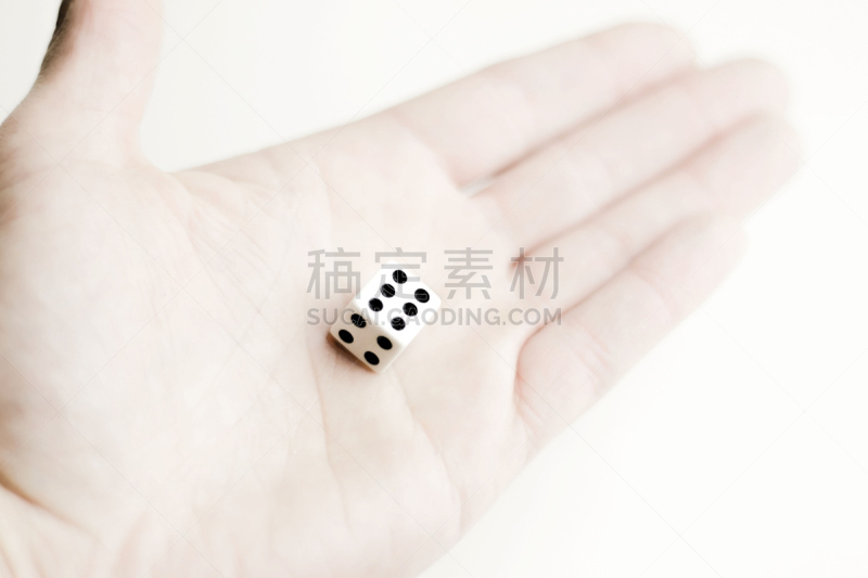 骰子,手,风险,赌桌,休闲游戏,损失,立方体形状,休闲活动,危险,进行中