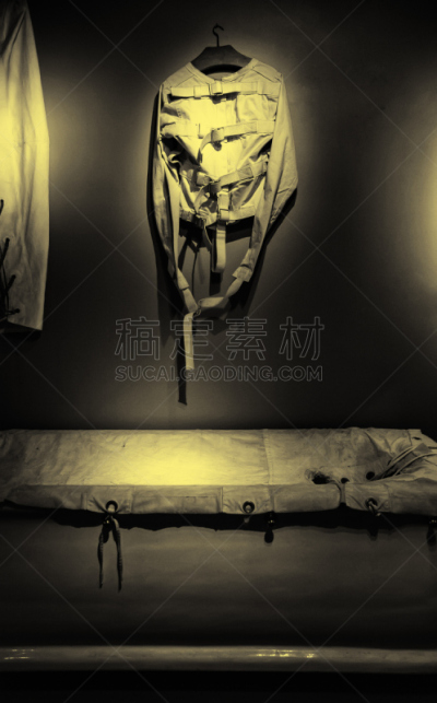 拘束衣,老年人,仅一个男人,青年人,垂直画幅,白色,人的头部,紧急出口标志