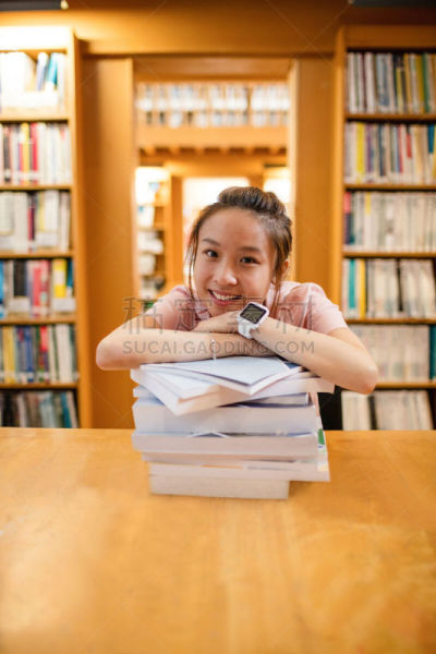 书,斜靠,快乐,青年女人,信息提示点,垂直画幅,美,注视镜头,美人,仅成年人