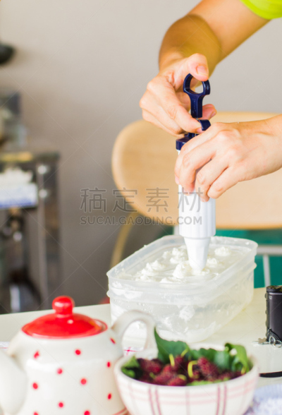 动作,生奶油,尚蒂伊,奶油淇淋,垂直画幅,奶泡,蛋糕,烘焙糕点,奶酪,甜点心