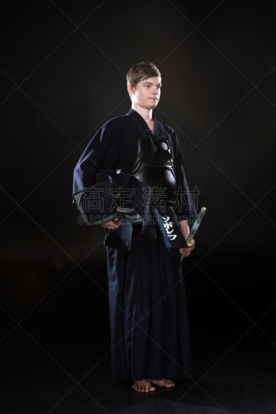 青年男人,剑道,运动头盔,剑,竹子,透过窗户往外看,黑色背景,全身像,拿着,成年的