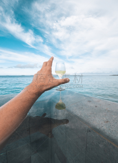 葡萄酒,主观视角,男人,玻璃杯,拿着,垂直画幅,水,天空,休闲活动,spa美容
