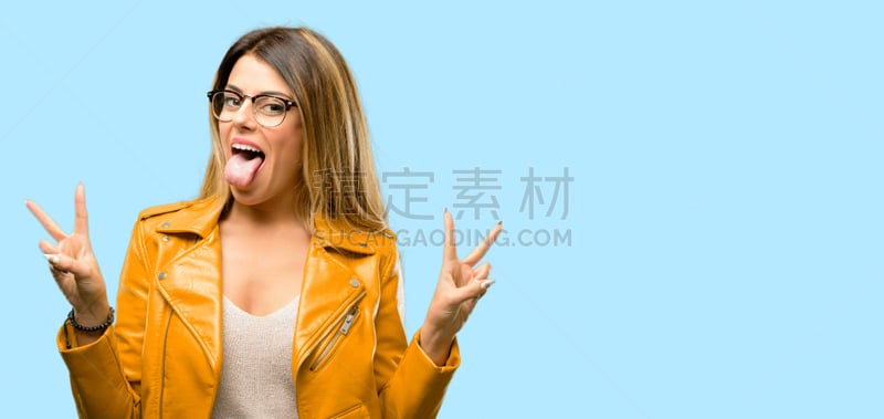 手指,v sign,注视镜头,钳夹,可爱的,洞,一个人,视力,女人,青年女人