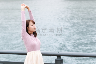 女人,居住区,东京湾,休闲活动,水平画幅,注视镜头,美人,早晨,户外,仅成年人