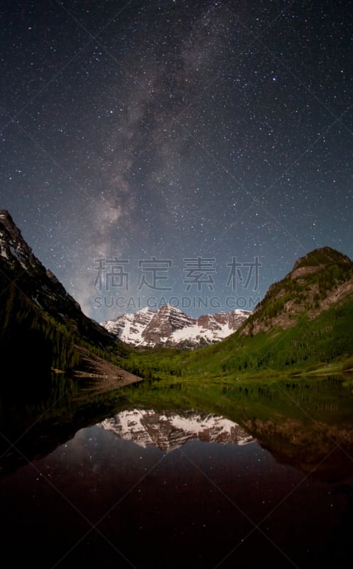 玛尔露恩贝尔峰,夜晚,银河系,星星,默鲁恩湖,科罗拉多州,白杨类,自然,垂直画幅,天空