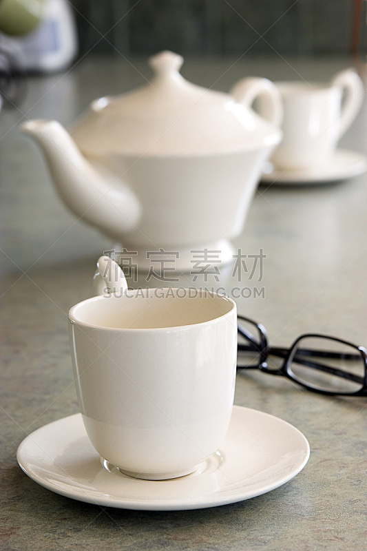 两个物体,咖啡壶,垂直画幅,无人,茶杯,眼镜,室内,茶,白色