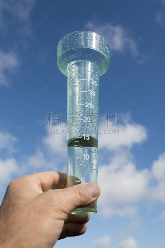 雨量测量器,垂直画幅,水,天空,云,蓝色,雨滴,湿,拿着,手
