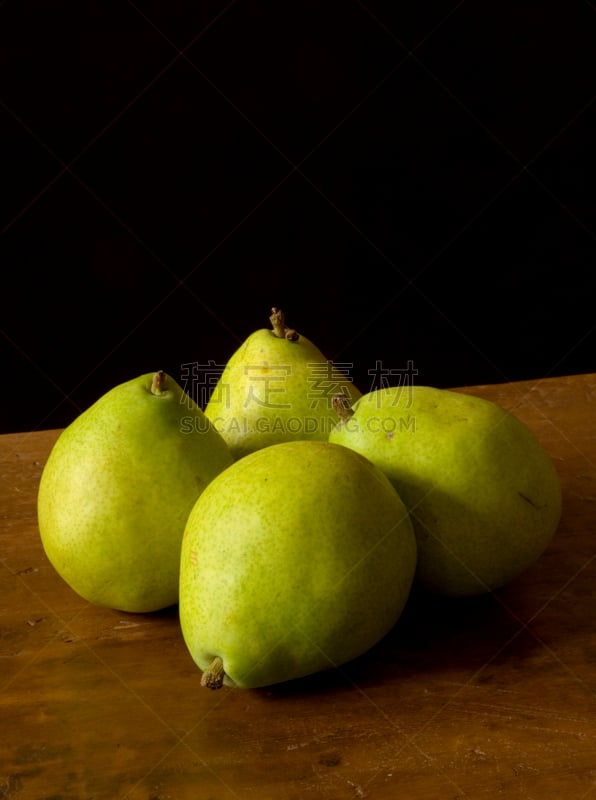 anjou pear,四个物体,桌子,佛蒙特,自然,垂直画幅,饮食,绿色,梨,木制