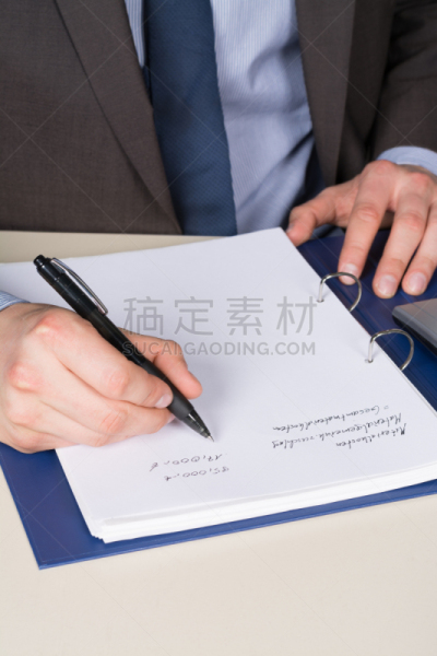 文档,青年男人,档案管理员,垂直画幅,办公室,忙碌,衬衫,套装,白人,男商人