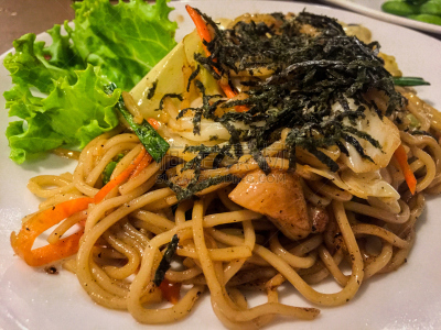 日本食品,日式炒面,面条,胡萝卜,水平画幅,膳食,海产,油煎虾面,特写,肉