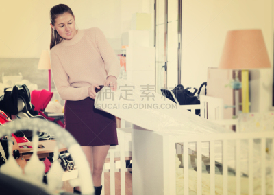 床垫,童年,女人,水平画幅,顾客,超级市场,行军床,婴儿床,商店,家具