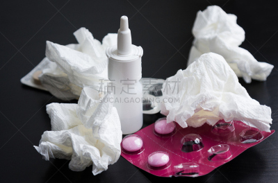 人的鼻子,水泡,水滴,药,药丸,弄皱的,手帕,桌子,生病,咳嗽