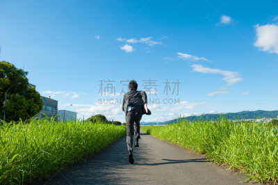 男商人,单行道,日本人,天空,留白,水平画幅,蓝色,人,户外,男性