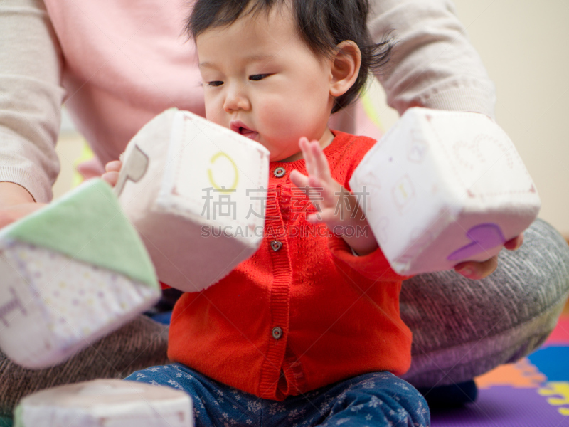 进行中,女婴,玩具,亚洲,母亲,小的,美,水平画幅,美人,白色