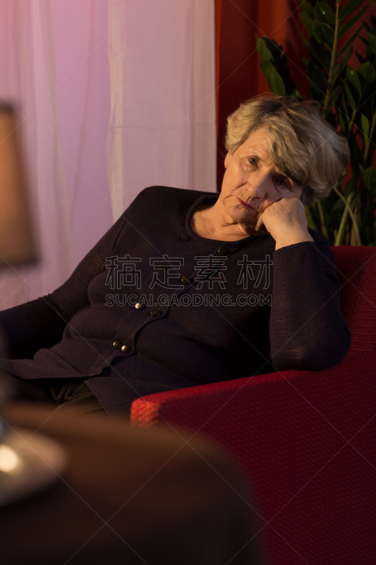 痛苦,寡妇,凹陷地形,垂直画幅,悲痛,衰老过程,古老的,白人,仅成年人,哀悼者