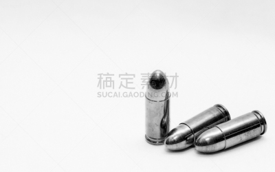 黑白图片,三个物体,小酒杯,白色背景,金属,铜,黄铜,闪亮的,危险