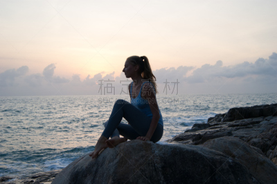 女孩,宁静,悲痛,水平画幅,旅行者,夏天,户外,泰国,看,海滩