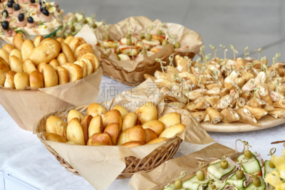 鱼子烤面包,汉堡包,桌子,小吃,半圆形小酥饼,菜肉烘饼,波兰饺子,鸡肉汉堡,饮食产业,餐具