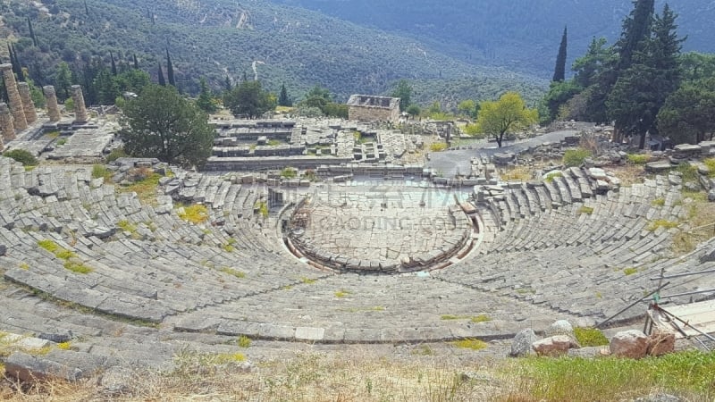 Delphes fut un haut lieu mystique, lorsque le sanctuaire d'Apollon attirait les pèlerins fascinés par l'oracle. Les ruines du site antique, classées au patrimoine mondial de l'Unesco est parmi les plus visitées de Grèce