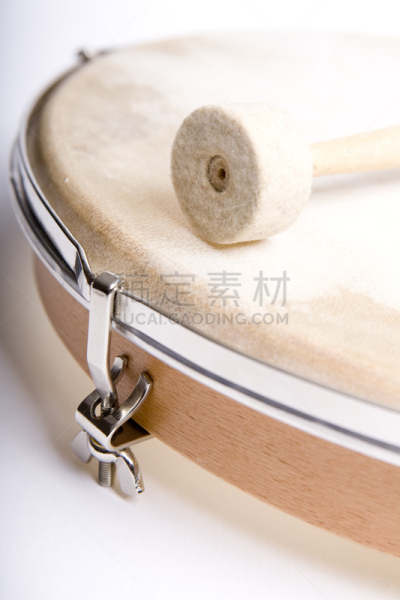 乐器,动物手,鼓皮,垂直画幅,褐色,艺术,动物身体部位,特写,白色,成品