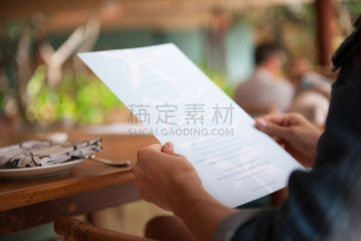 菜单,餐馆,拿着,留白,半身像,休闲活动,顾客,夏天,周末活动,仅成年人